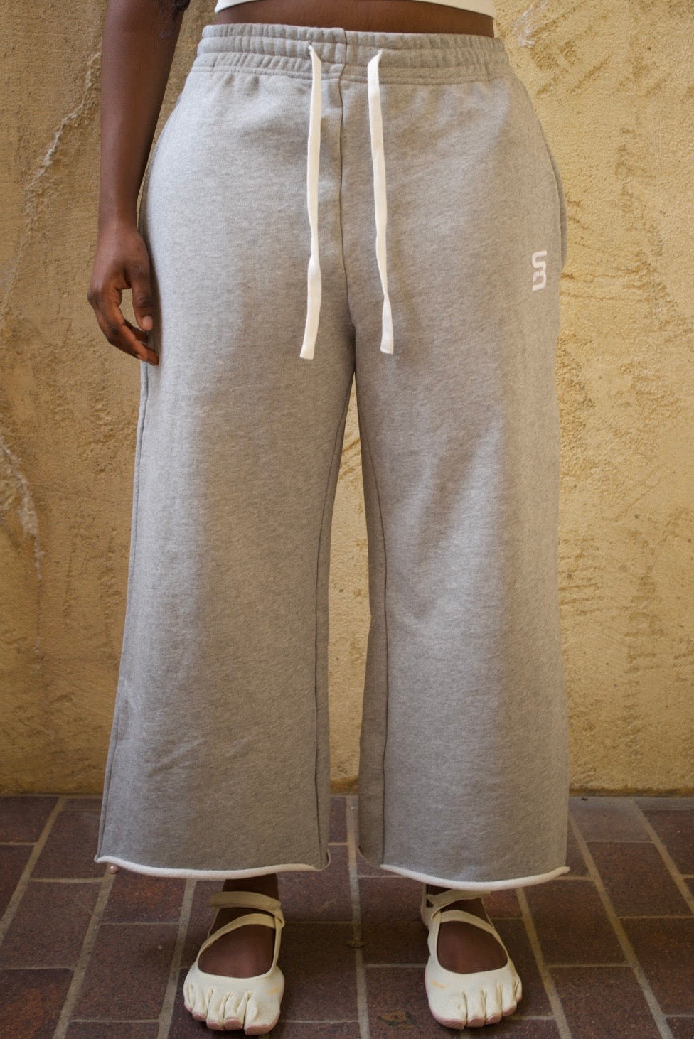 GREY 3/4 SHORTS